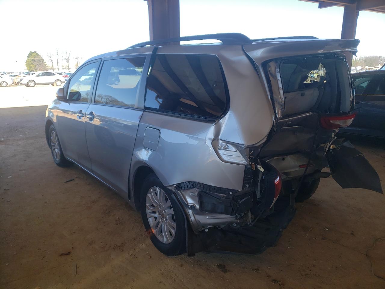 Photo 3 from auction – 2015 TOYOTA SIENNA XLE with VIN 5TDYK3DC7FS582347