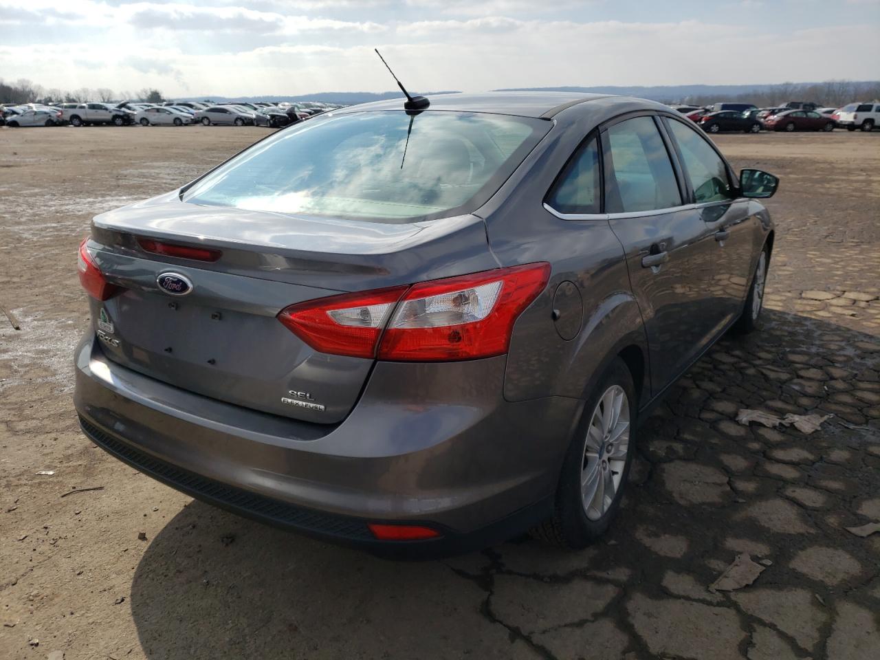 Foto 4 de la subasta – 2012 FORD FOCUS SEL con VIN 1FAHP3H28CL402332