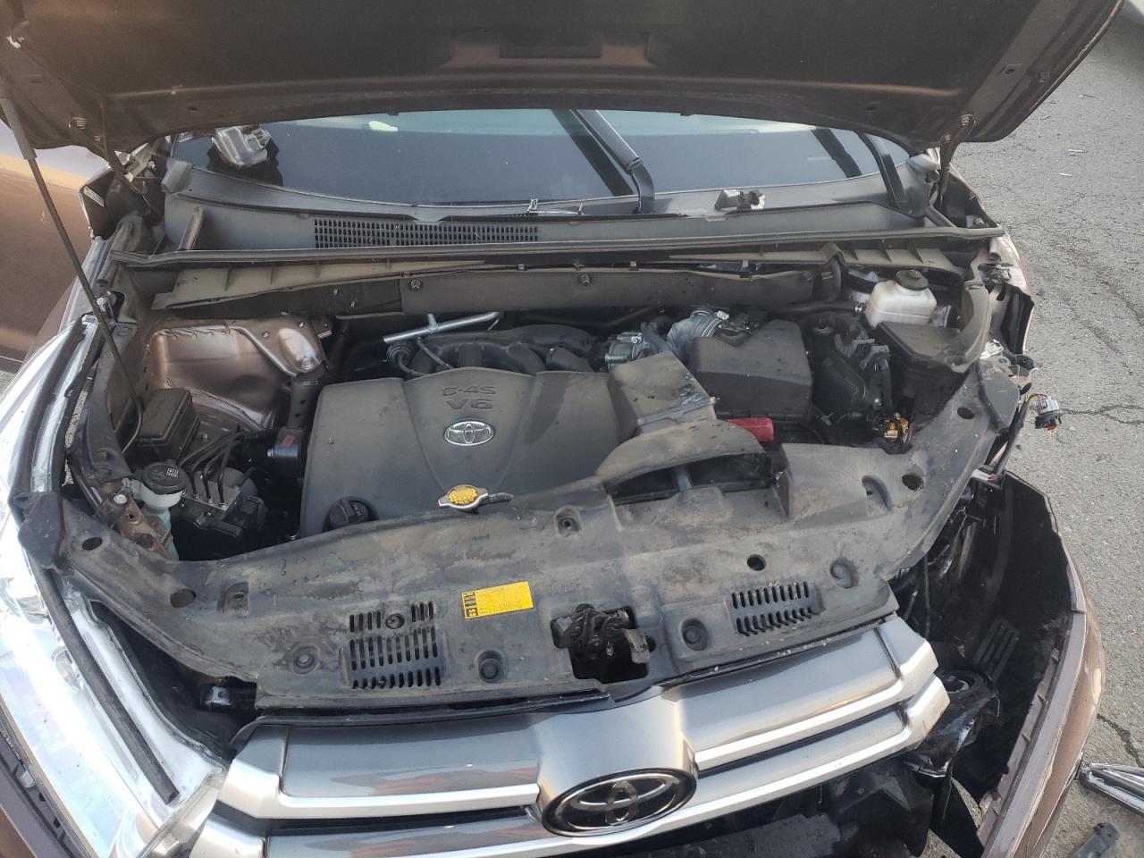 Photo 7 from auction – 2017 TOYOTA HIGHLANDER with VIN 5TDJZRFH8HS373159