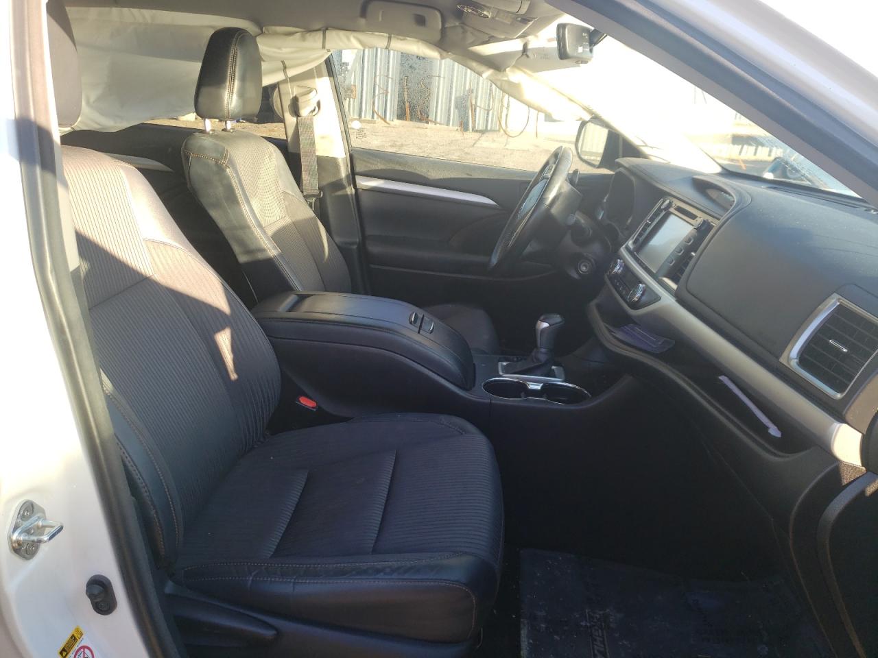 Photo 5 from auction – 2017 TOYOTA HIGHLANDER with VIN 5TDZZRFH1HS224742