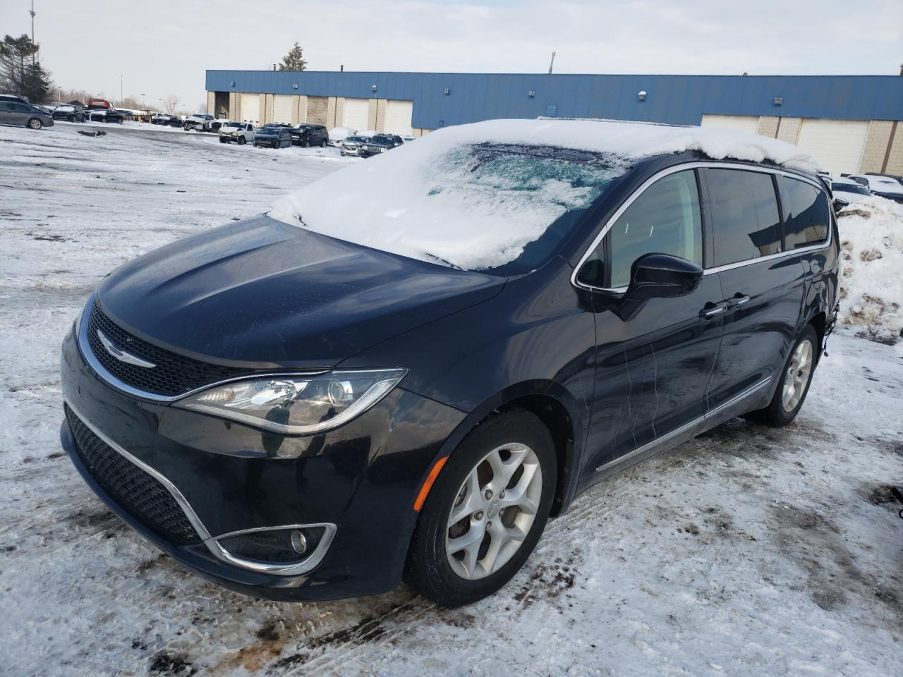 Photo 2 from auction – 2017 CHRYSLER PACIFICA T with VIN 2C4RC1BG5HR592396