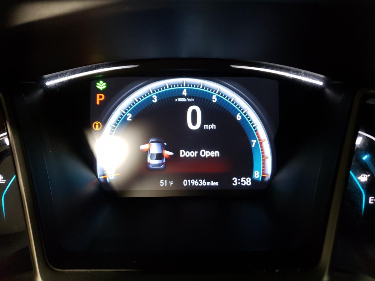 Photo 8 from auction – 2018 HONDA CIVIC EX with VIN 19XFC2F73JE034900