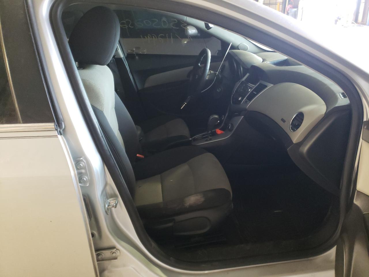 Photo 5 from auction – 2012 CHEVROLET CRUZE LS with VIN 1G1PC5SH5C7299009