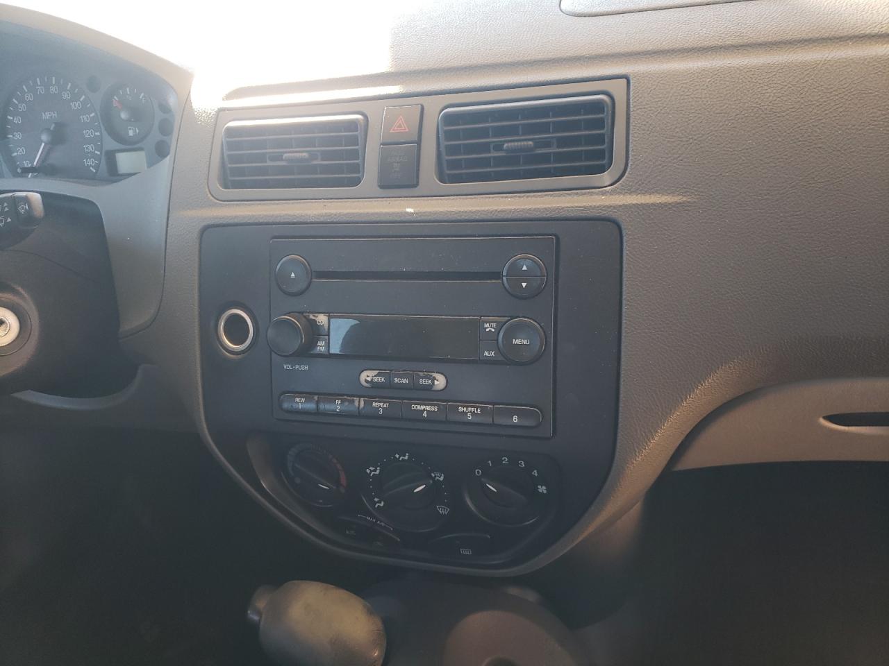 Photo 9 from auction – 2005 FORD FOCUS ZX4 with VIN 1FAFP34N55W153142