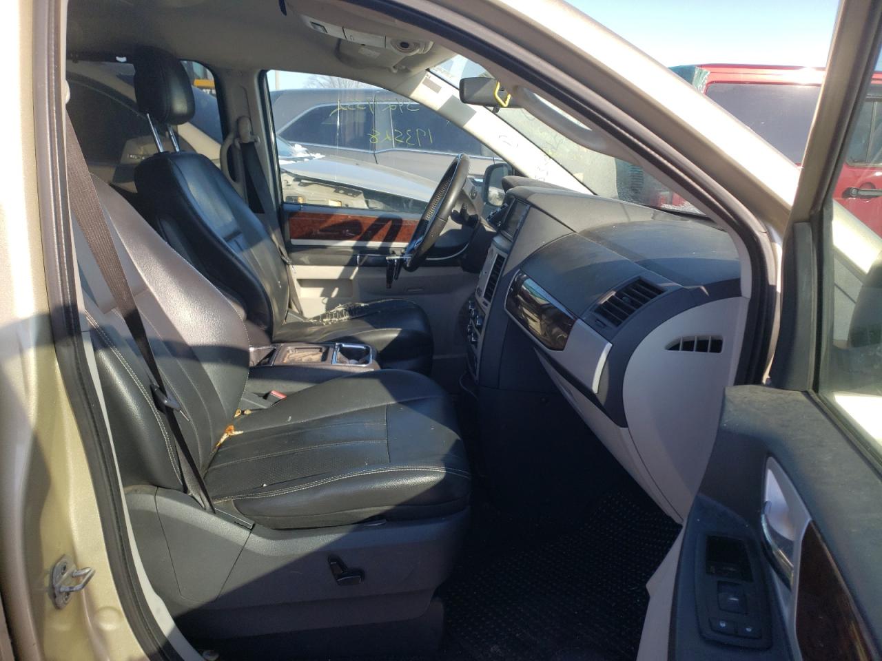Photo 5 from auction – 2010 CHRYSLER TOWN & COU with VIN 2A4RR8DX1AR353268