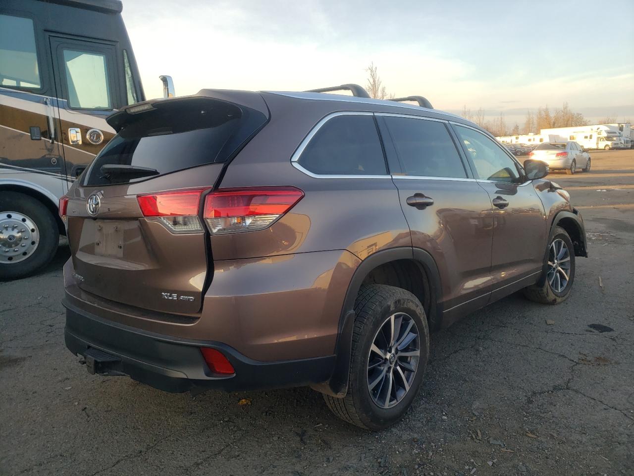 Photo 4 from auction – 2017 TOYOTA HIGHLANDER with VIN 5TDJZRFH8HS373159