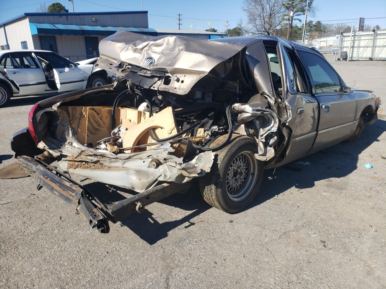 Photo 4 from auction – 2002 MERCURY GRAND MARQ with VIN 2MEFM75WX2X603108