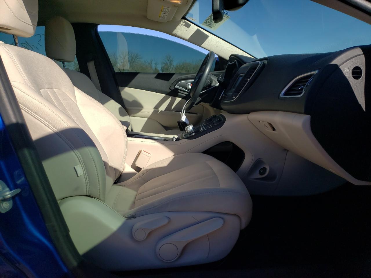 Photo 5 from auction – 2015 CHRYSLER 200 LIMITE with VIN 1C3CCCAB9FN508084