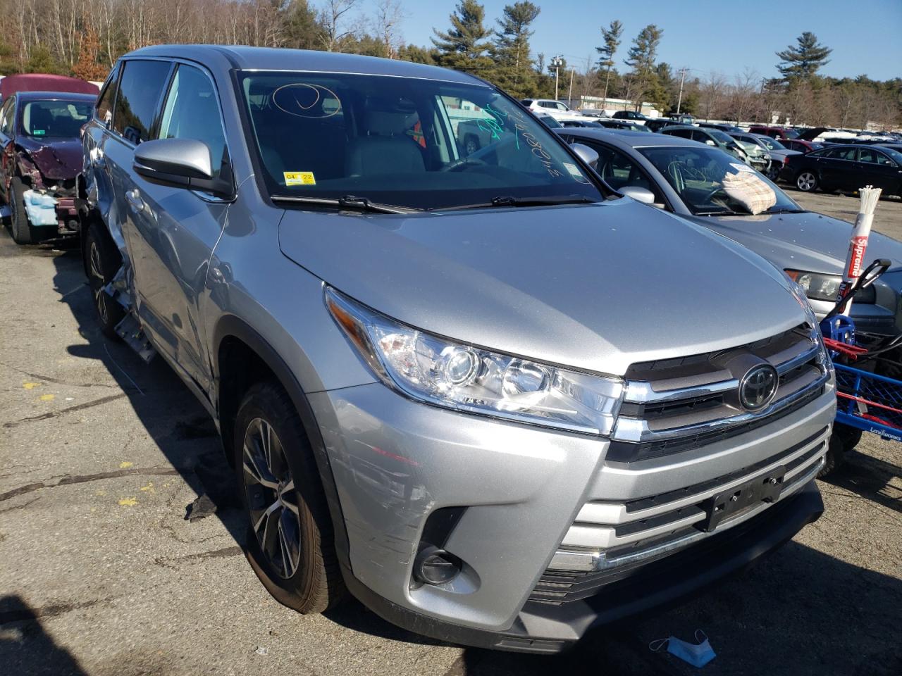 TOYOTA HIGHLANDER 2018 with VIN 5TDBZRFH9JS884325 - Photo from auction
