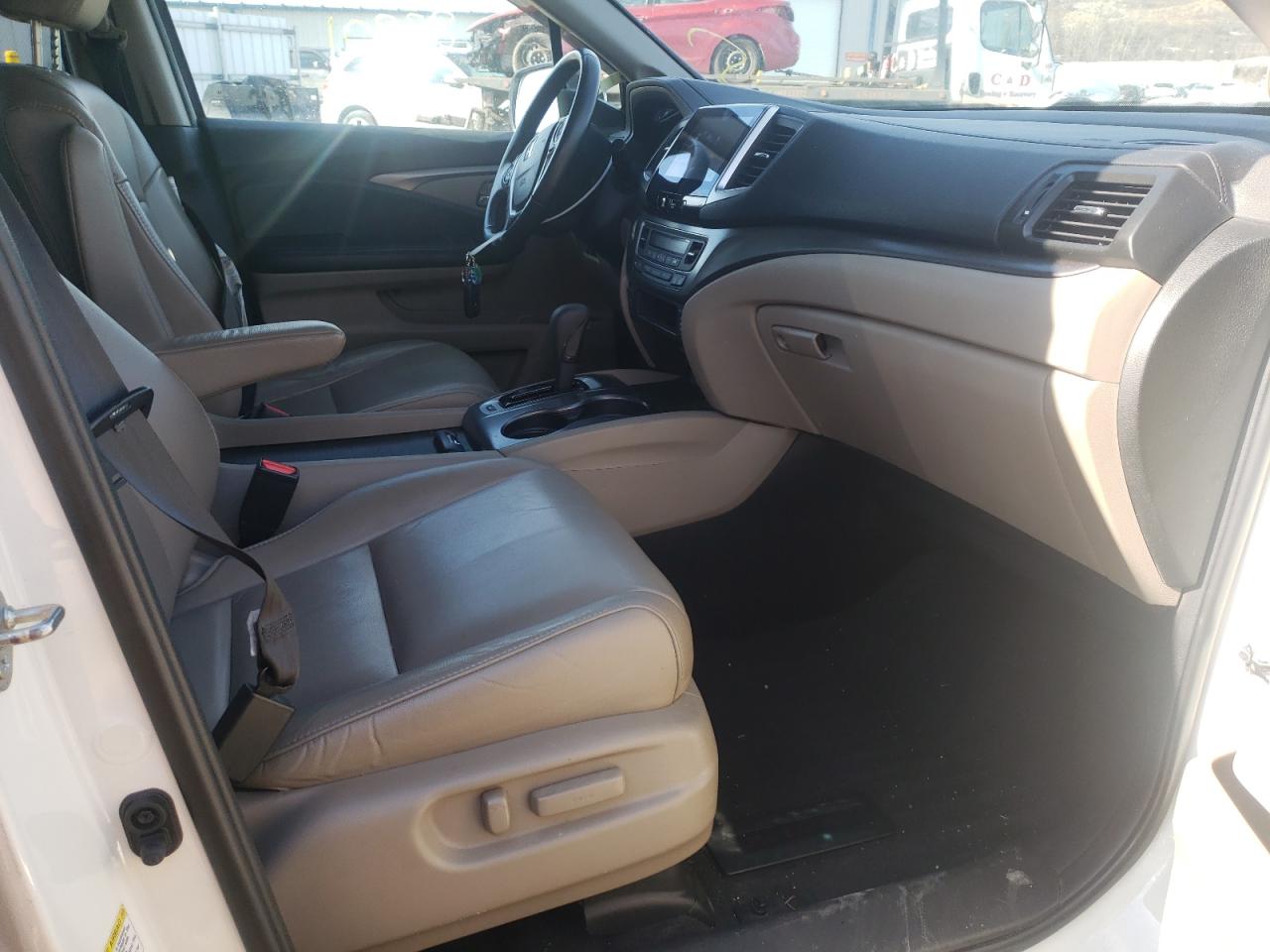 Photo 5 from auction – 2016 HONDA PILOT EXL with VIN 5FNYF6H60GB033976