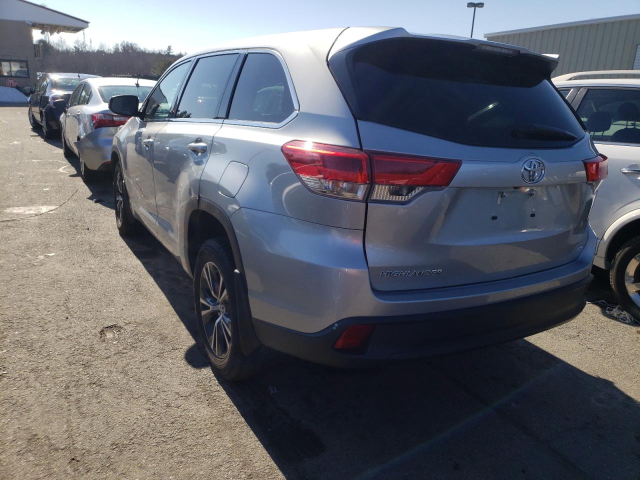 Photo 3 from auction – 2018 TOYOTA HIGHLANDER with VIN 5TDBZRFH9JS884325