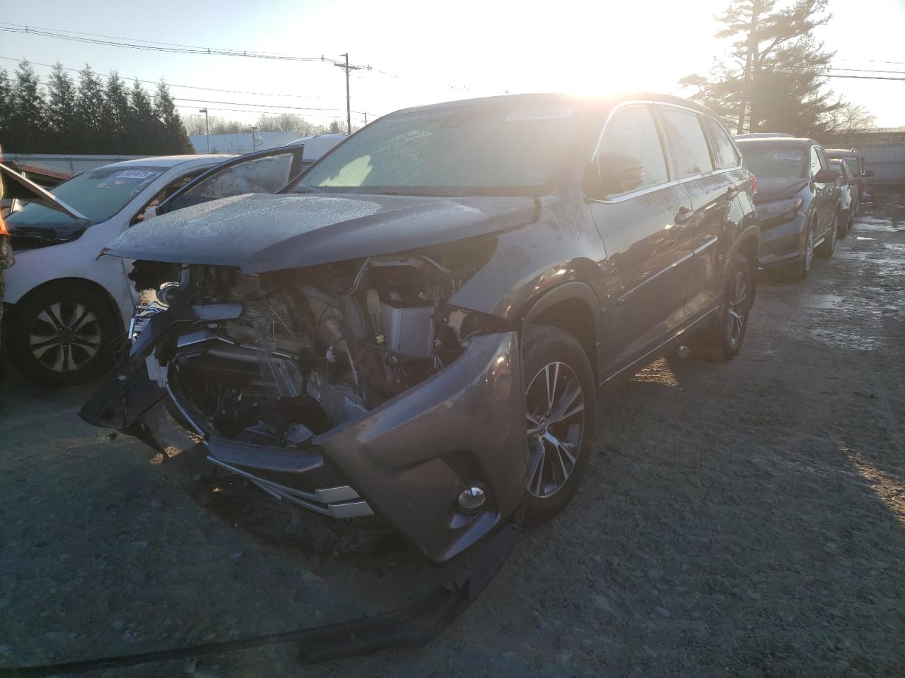 Photo 2 from auction – 2018 TOYOTA HIGHLANDER with VIN 5TDBZRFH1JS894945
