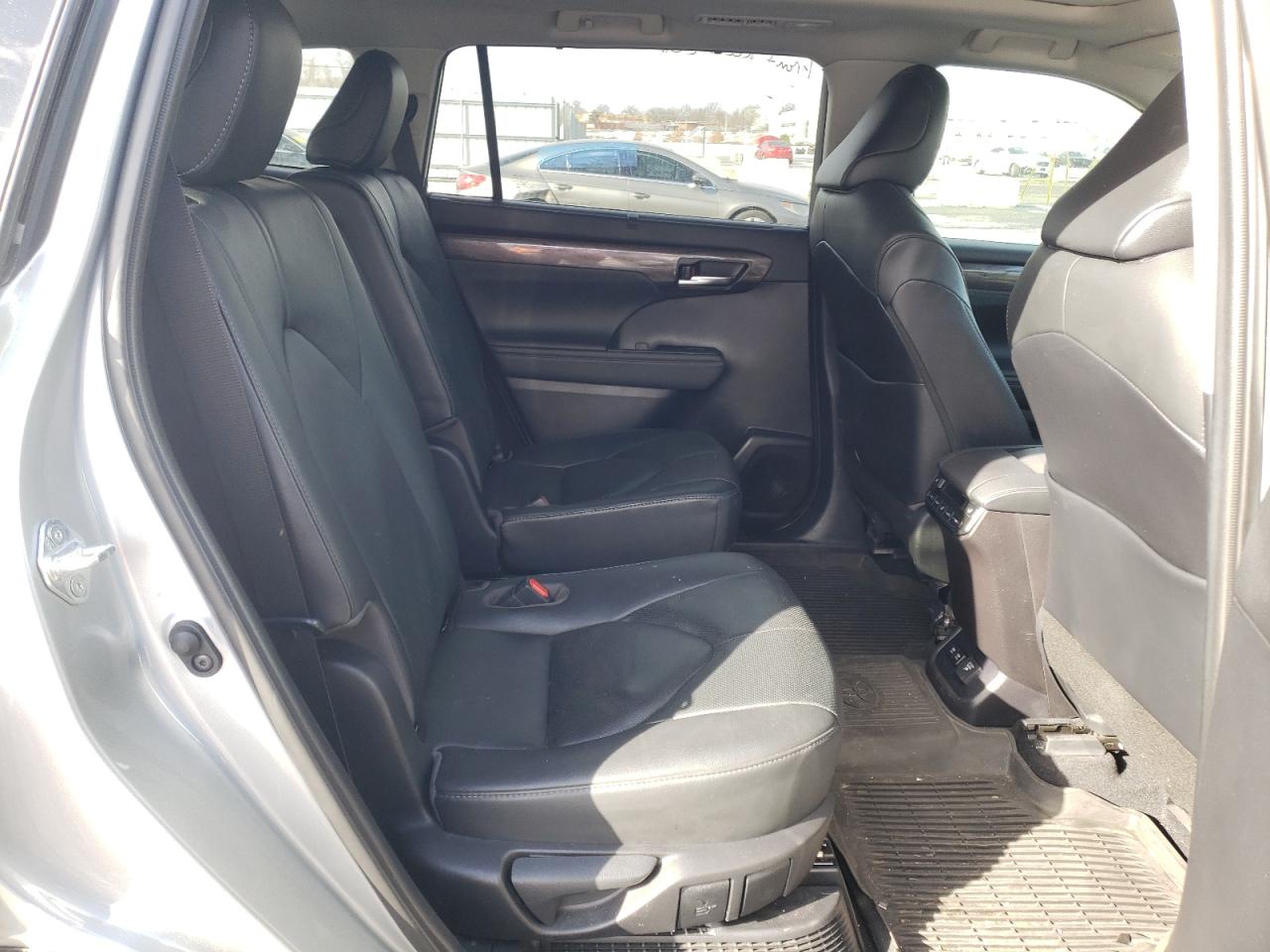 Photo 6 from auction – 2021 TOYOTA HIGHLANDER with VIN 5TDEBRCH2MS020579