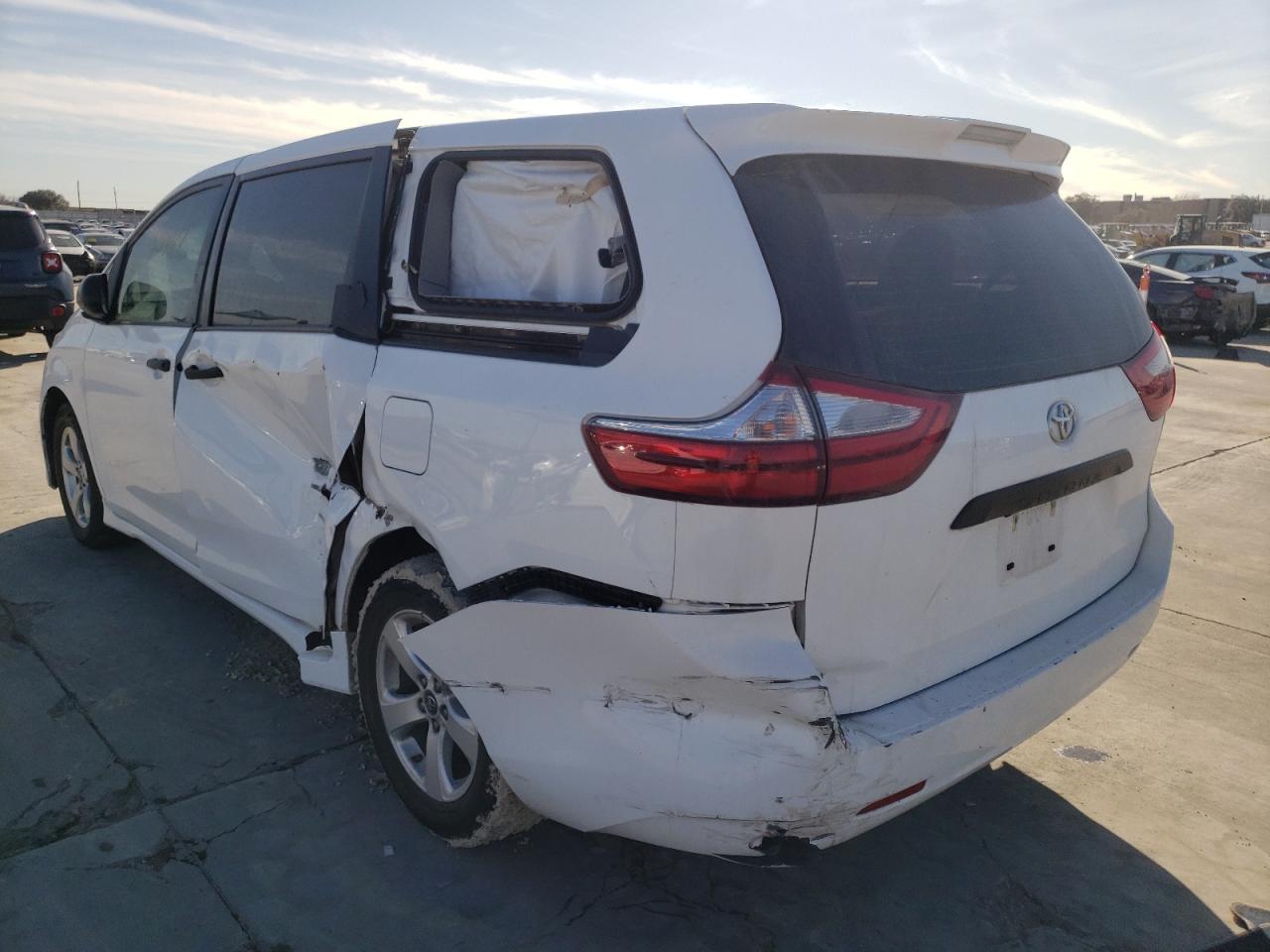 Photo 3 from auction – 2018 TOYOTA SIENNA L with VIN 5TDZZ3DC6JS931765