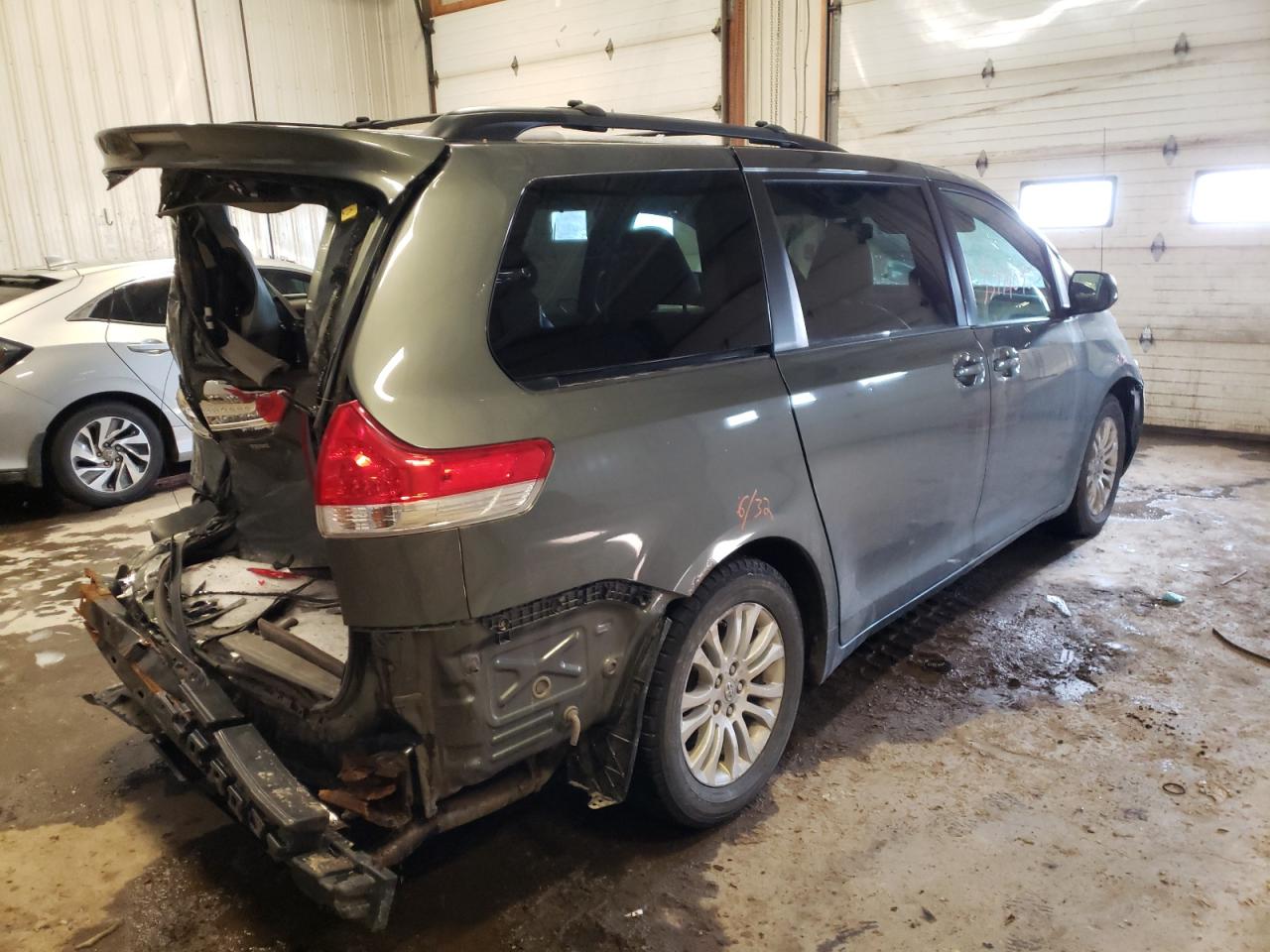 Photo 4 from auction – 2011 TOYOTA SIENNA XLE with VIN 5TDYK3DC1BS120358