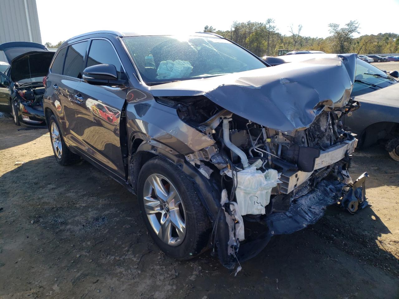 TOYOTA HIGHLANDER 2017 with VIN 5TDYZRFH9HS205920 - Photo from auction