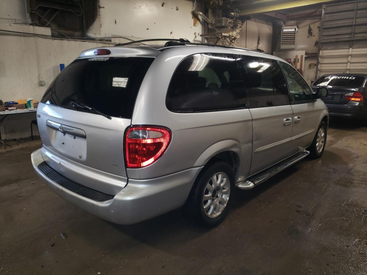 Photo 4 from auction – 2003 CHRYSLER TOWN & COU with VIN 2C4GP74L43R259432