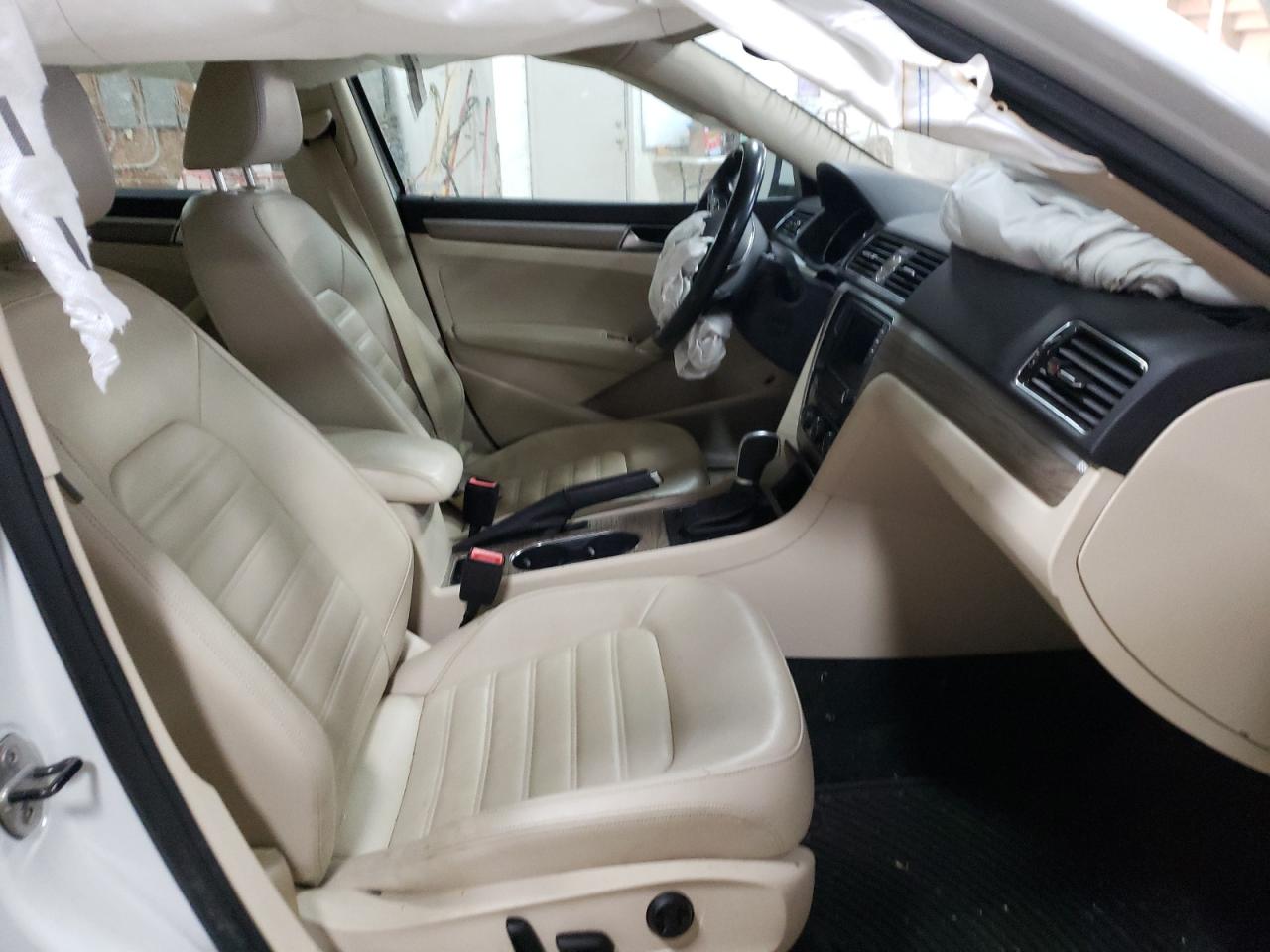 Photo 5 from auction – 2017 VOLKSWAGEN PASSAT with VIN 1VWCM7A3XHC083950