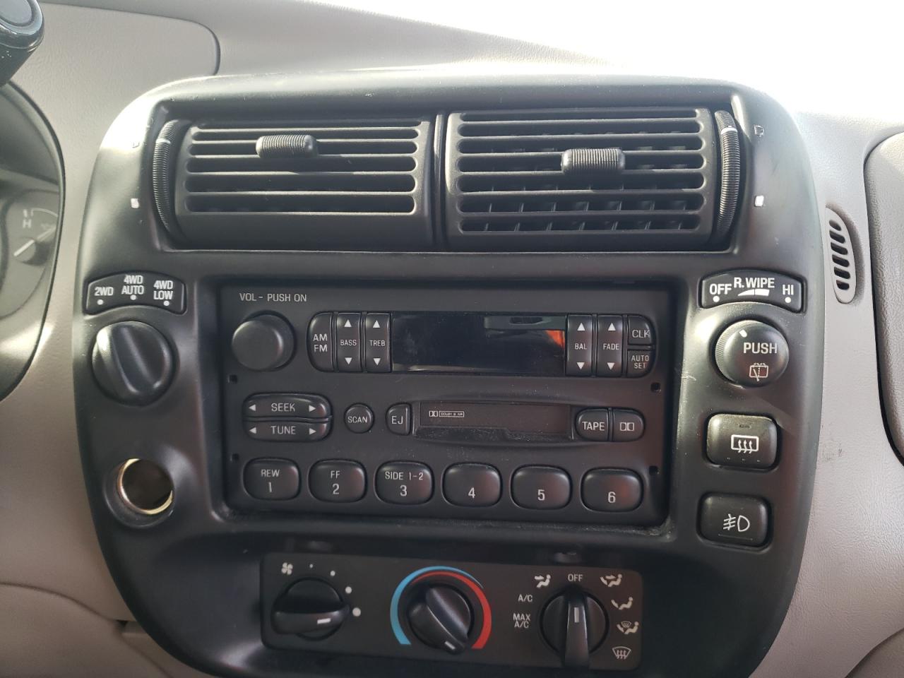 Photo 9 from auction – 1996 FORD EXPLORER with VIN 1FMDU34X0TUA67169