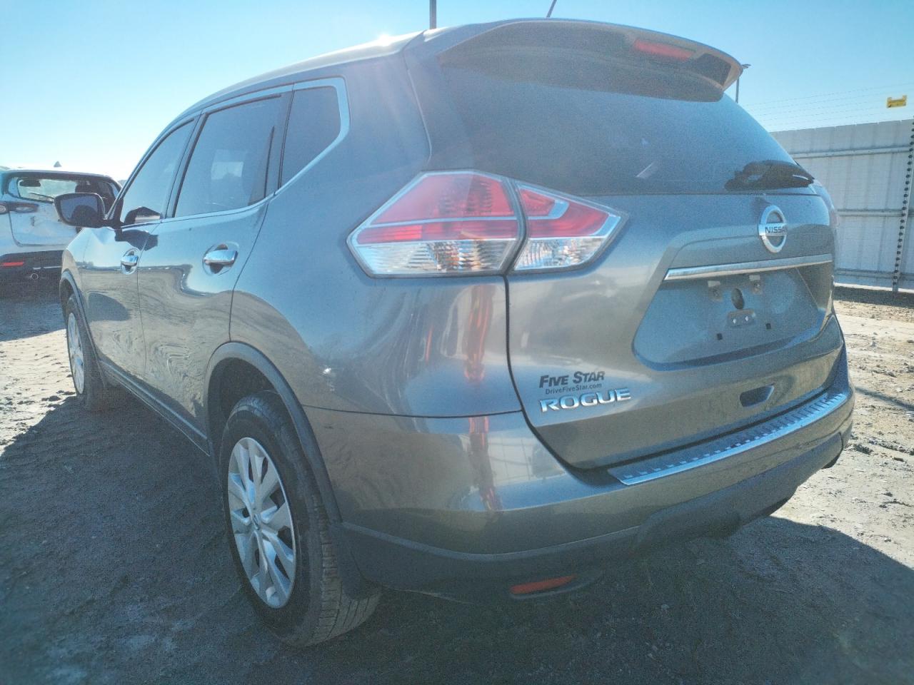 Photo 3 from auction – 2015 NISSAN ROGUE S with VIN KNMAT2MT6FP588532
