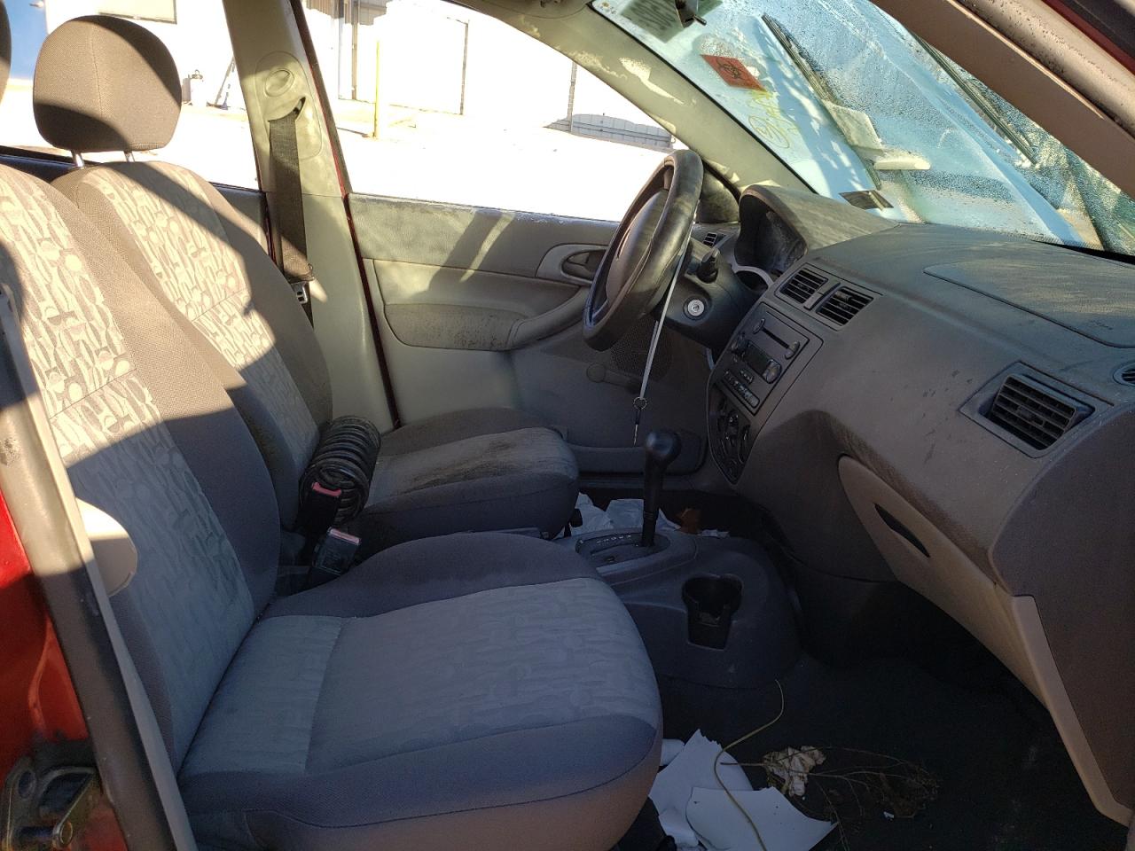 Photo 5 from auction – 2005 FORD FOCUS ZX4 with VIN 1FAFP34N35W268905