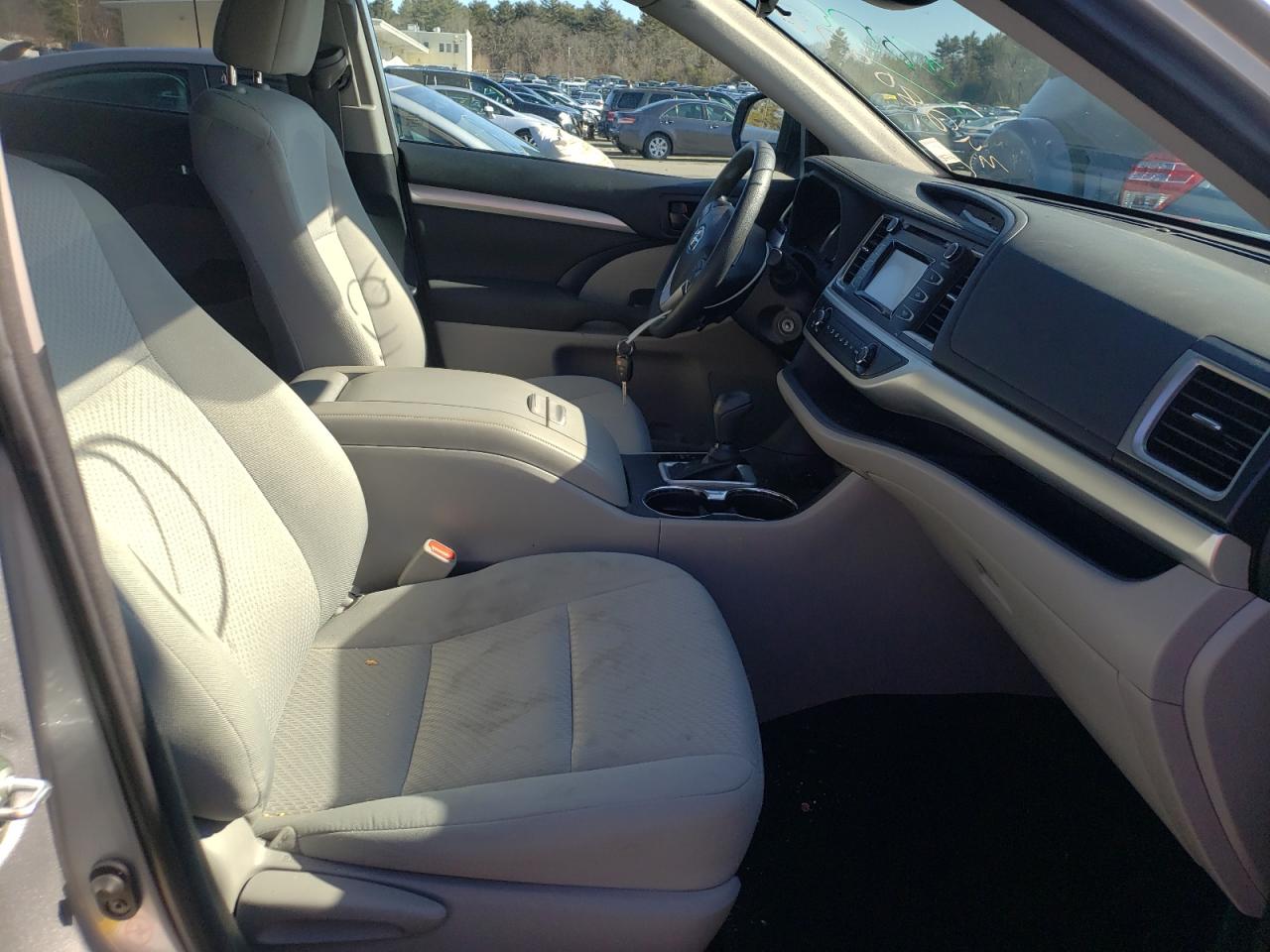Photo 5 from auction – 2018 TOYOTA HIGHLANDER with VIN 5TDBZRFH9JS884325
