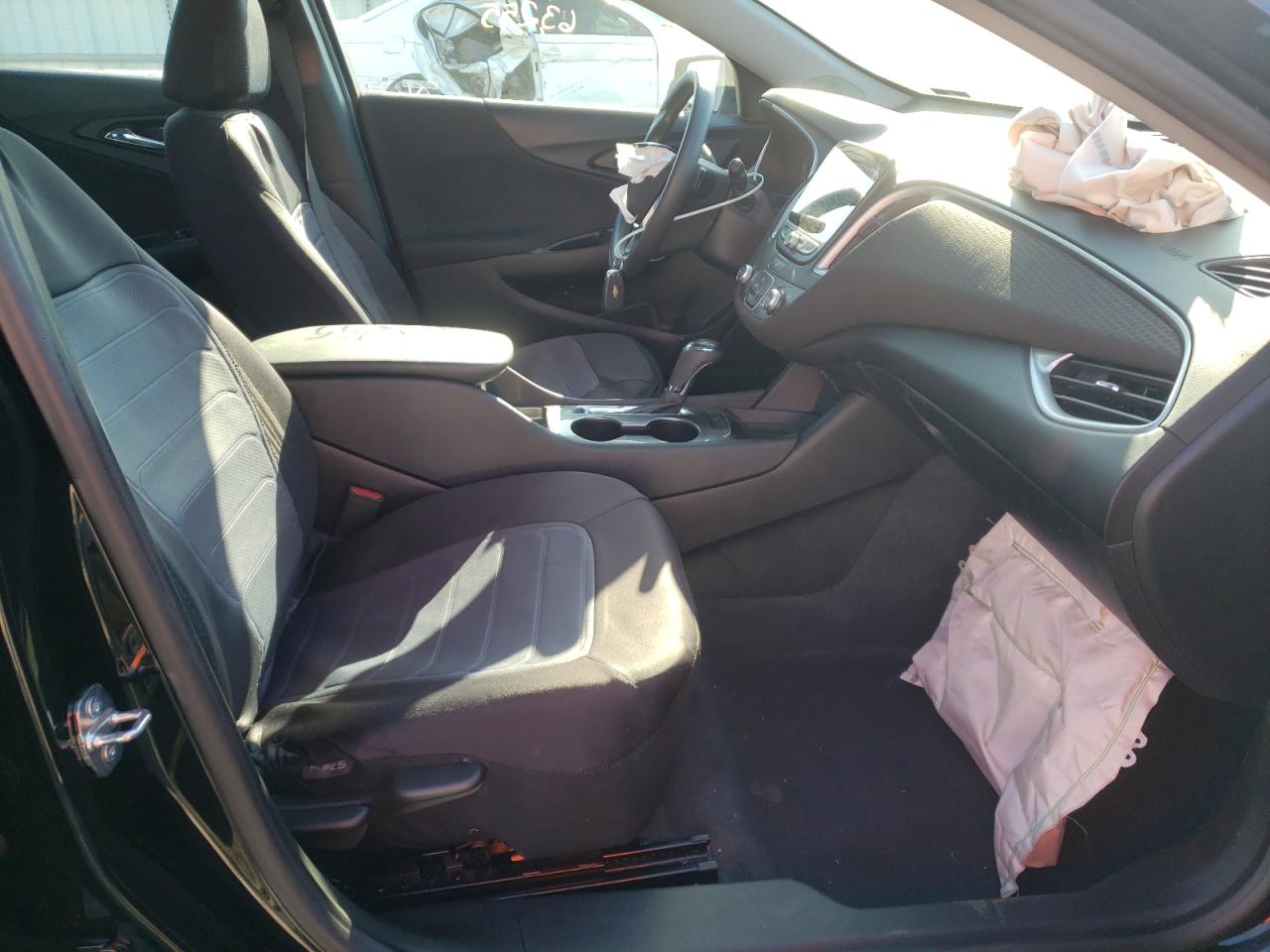 Photo 5 from auction – 2019 CHEVROLET MALIBU LS with VIN 1G1ZB5ST4KF189685
