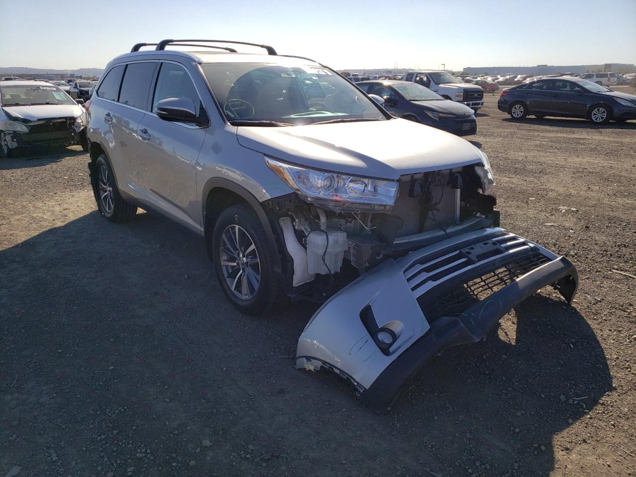 TOYOTA HIGHLANDER 2019 with VIN 5TDKZRFH8KS361122 - Photo from auction
