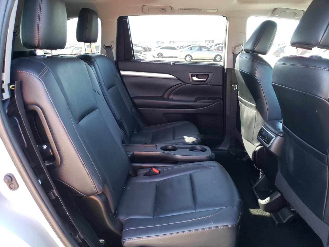 Photo 6 from auction – 2019 TOYOTA HIGHLANDER with VIN 5TDKZRFH8KS361122