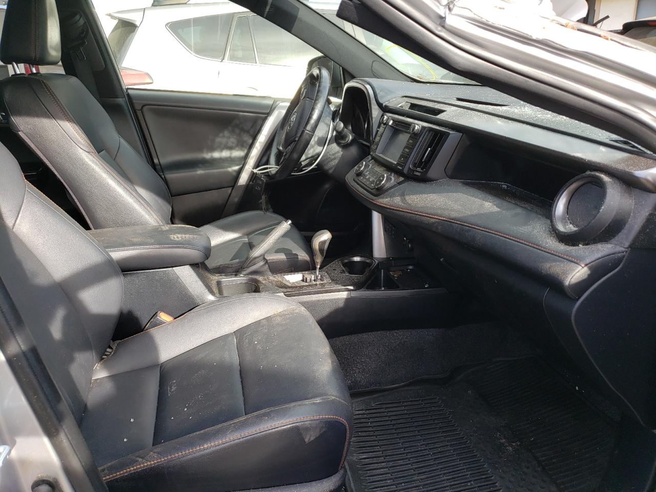 Photo 5 from auction – 2018 TOYOTA RAV4 SE with VIN JTMJFREV8JJ248679