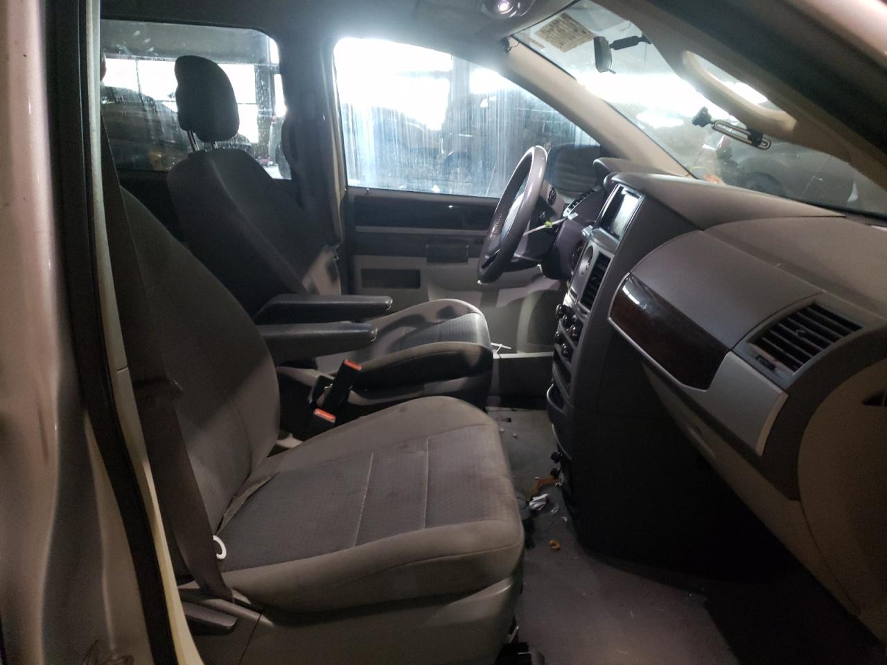 Photo 5 from auction – 2010 CHRYSLER TOWN & COU with VIN 2A4RR5D16AR289304