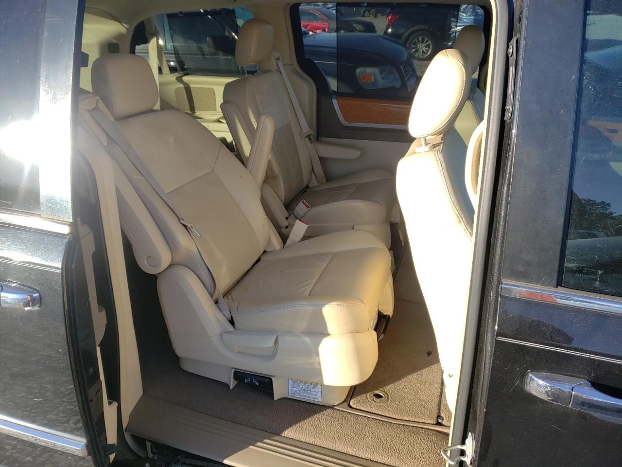 Photo 6 from auction – 2008 CHRYSLER TOWN & COU with VIN 2A8HR64X98R765835