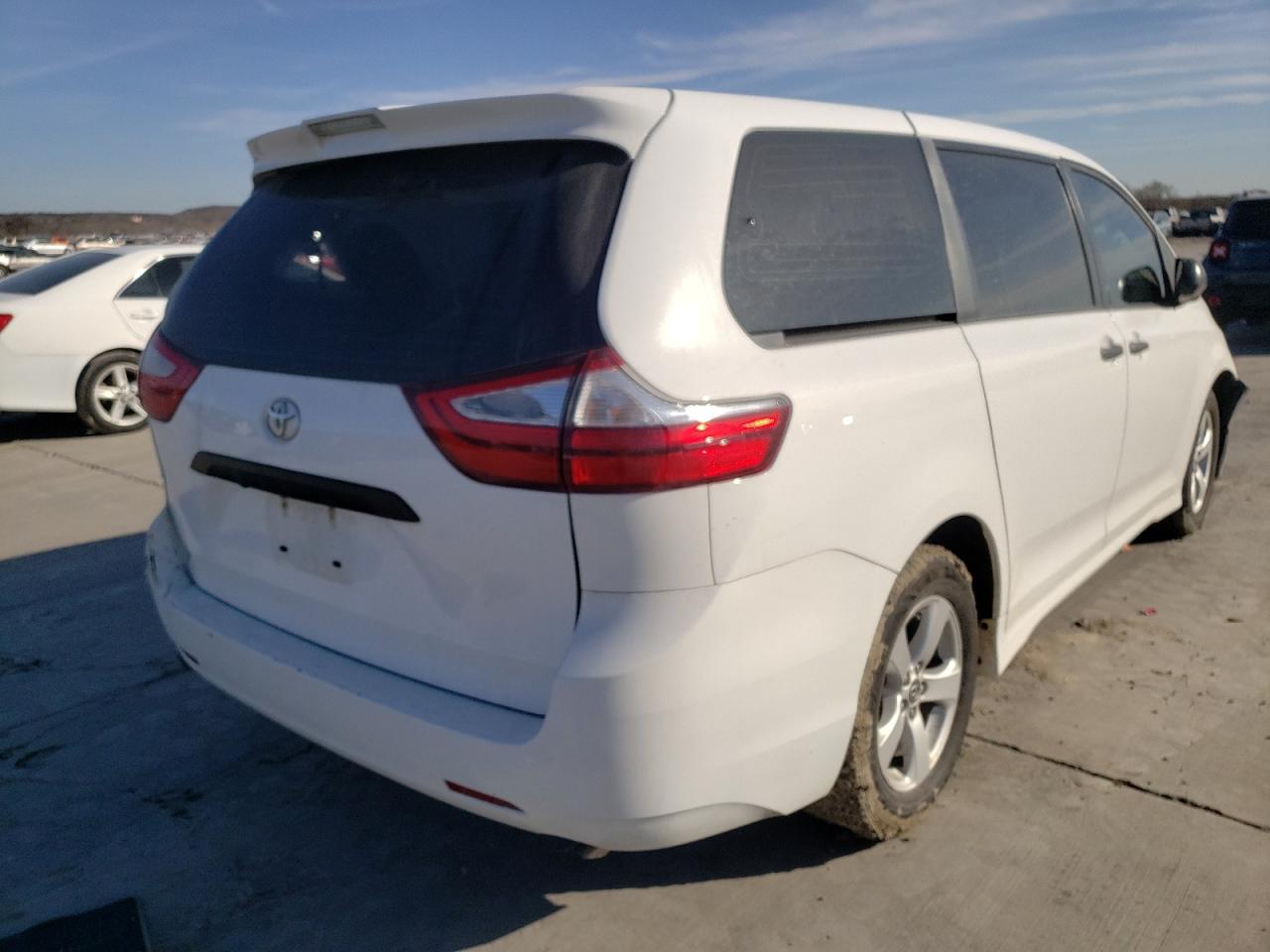 Photo 4 from auction – 2018 TOYOTA SIENNA L with VIN 5TDZZ3DC6JS931765