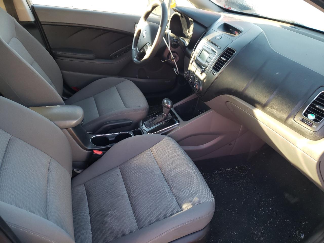 Photo 5 from auction – 2017 KIA FORTE LX with VIN 3KPFK4A73HE089492