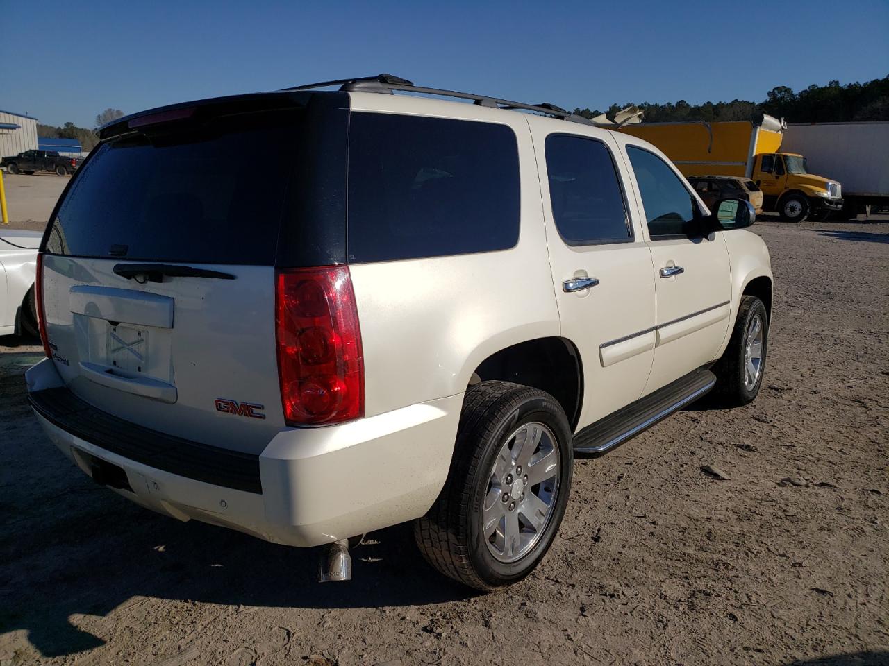 Zdjęcie 4 z aukcji – 2008 GMC YUKON z VIN 1GKFC13098R222437