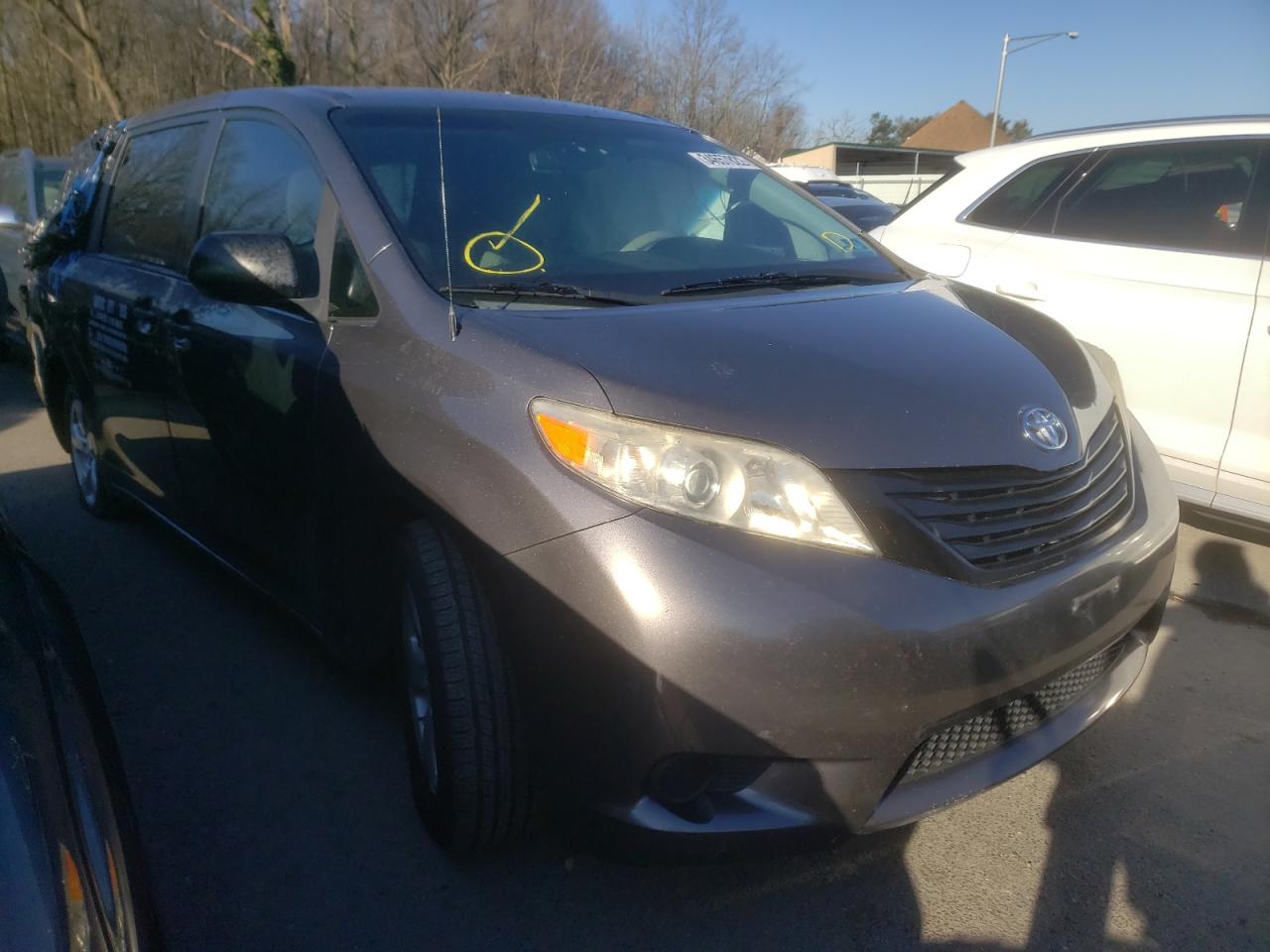 TOYOTA SIENNA BAS 2011 مع رقم تعريف المركبة 5TDKA3DC7BS005093 - صورة من المزاد