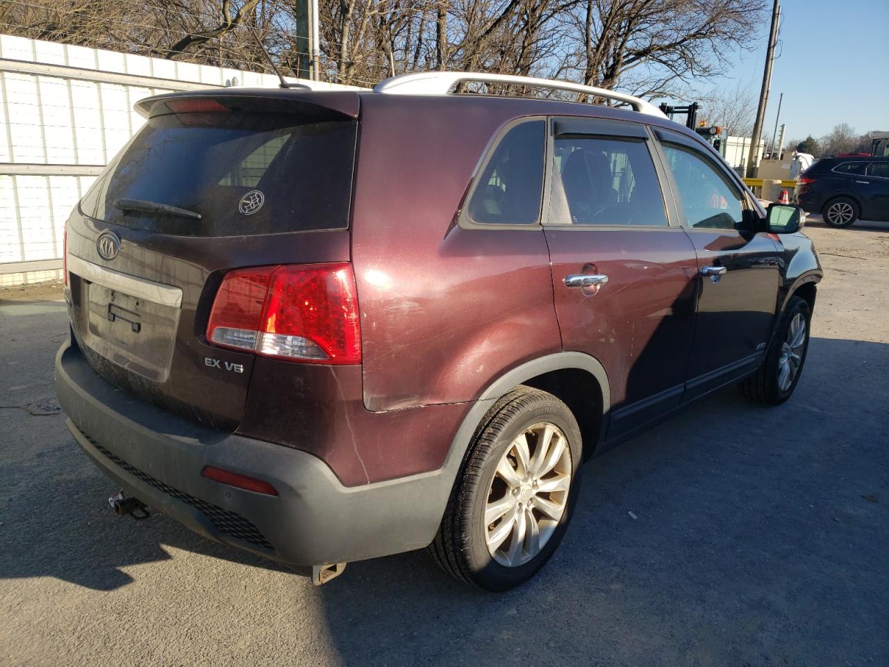 Photo 4 from auction – 2011 KIA SORENTO EX with VIN 5XYKUDA24BG010399