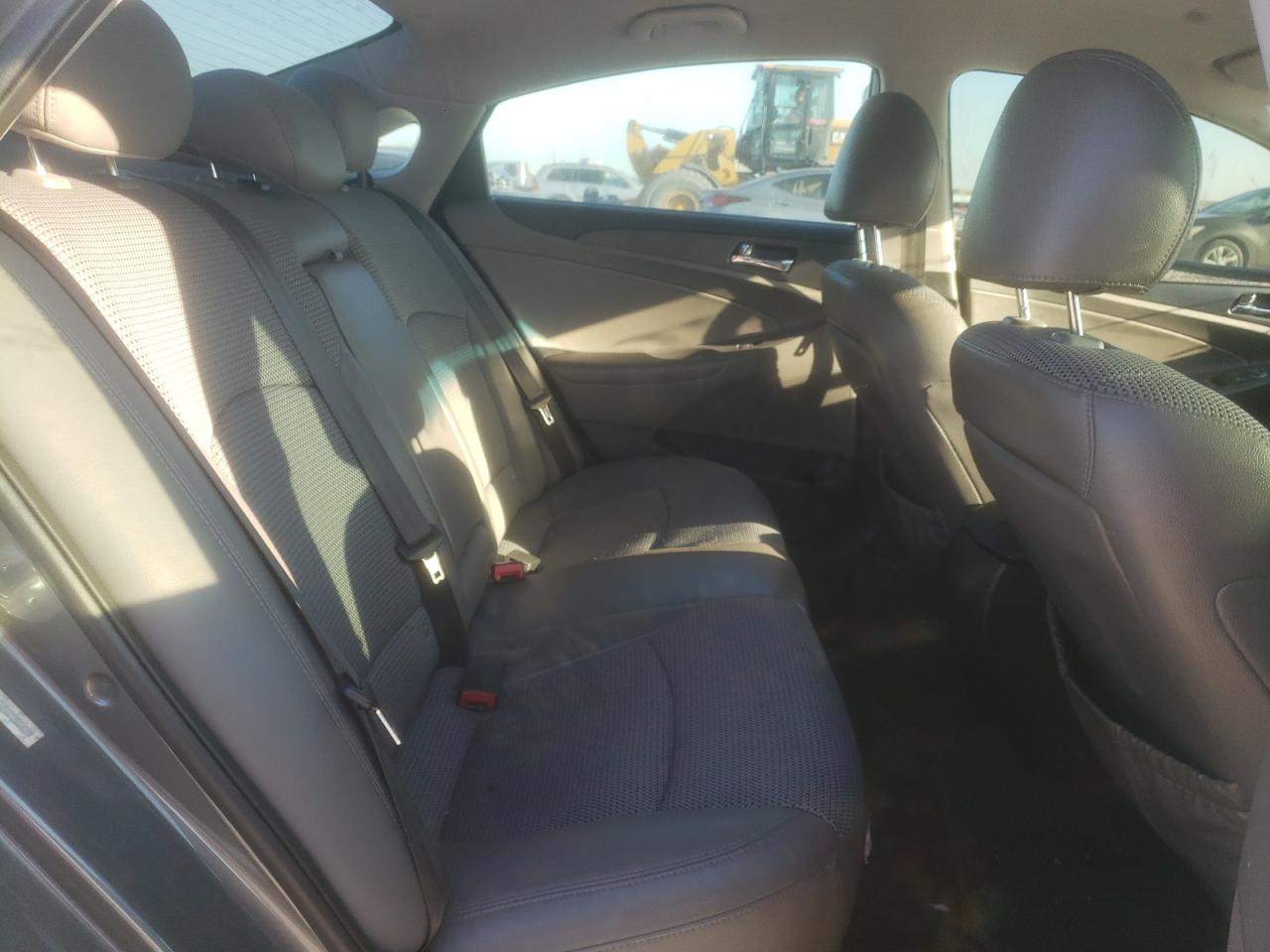 Photo 6 from auction – 2011 HYUNDAI SONATA SE with VIN 5NPEC4ACXBH039312