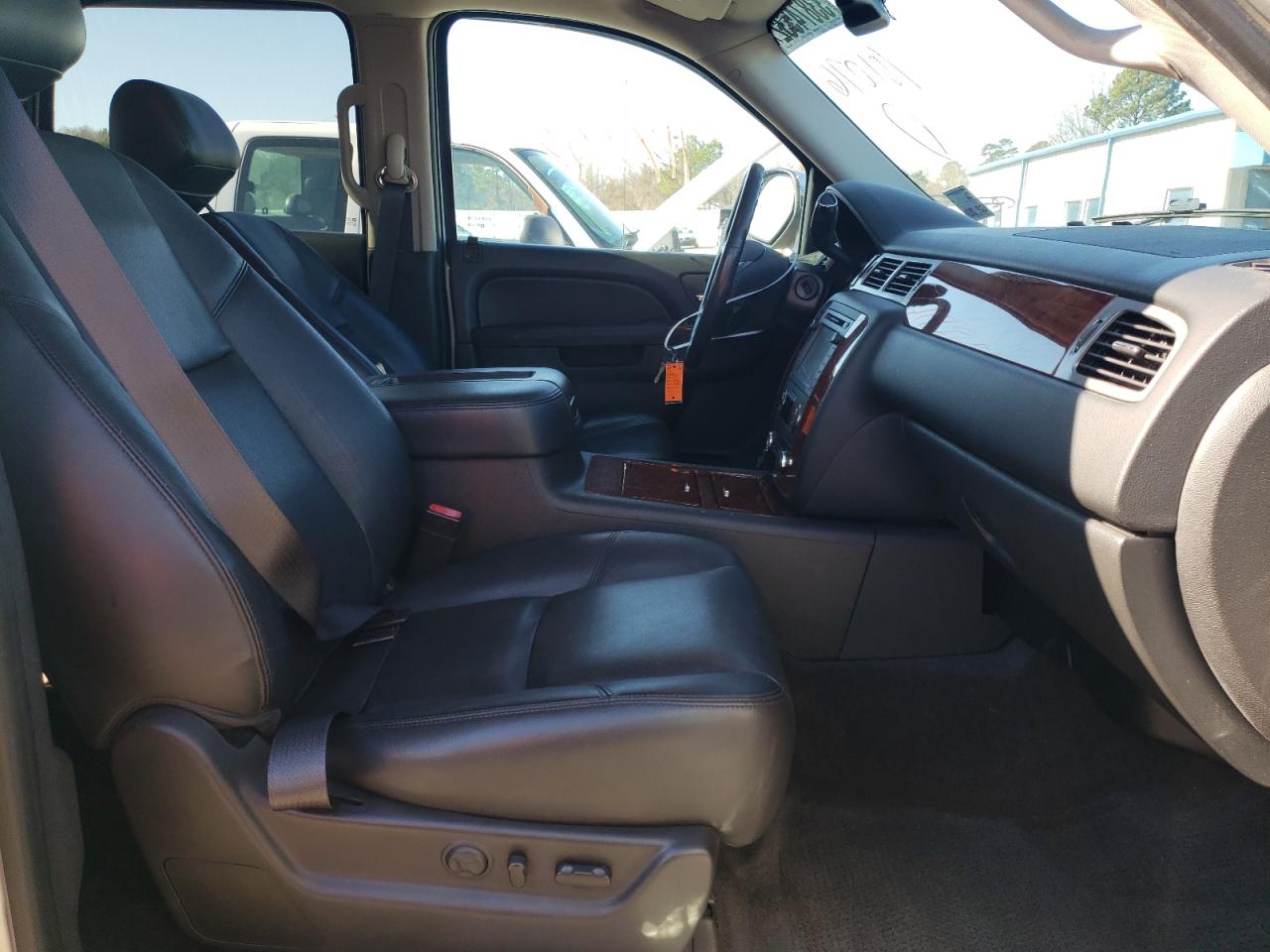 Photo 5 from auction – 2014 CHEVROLET TAHOE C150 with VIN 1GNSCCE04ER101076