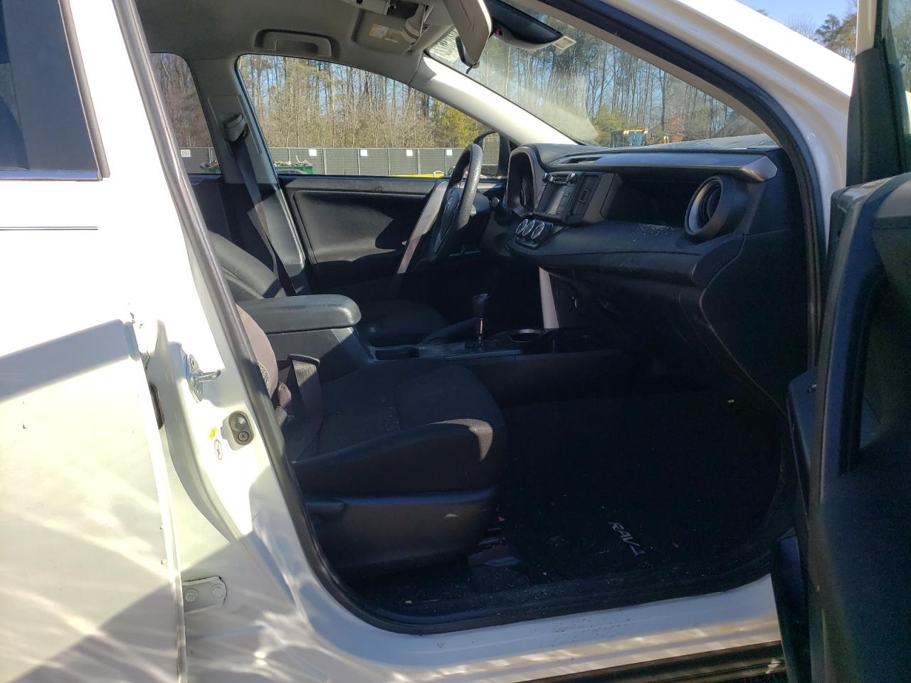 Photo 5 from auction – 2017 TOYOTA RAV4 LE with VIN JTMZFREV0HJ124273