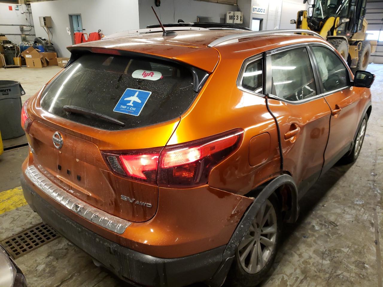 Photo 4 from auction – 2017 NISSAN ROGUE with VIN JN1BJ1CR8HW116497