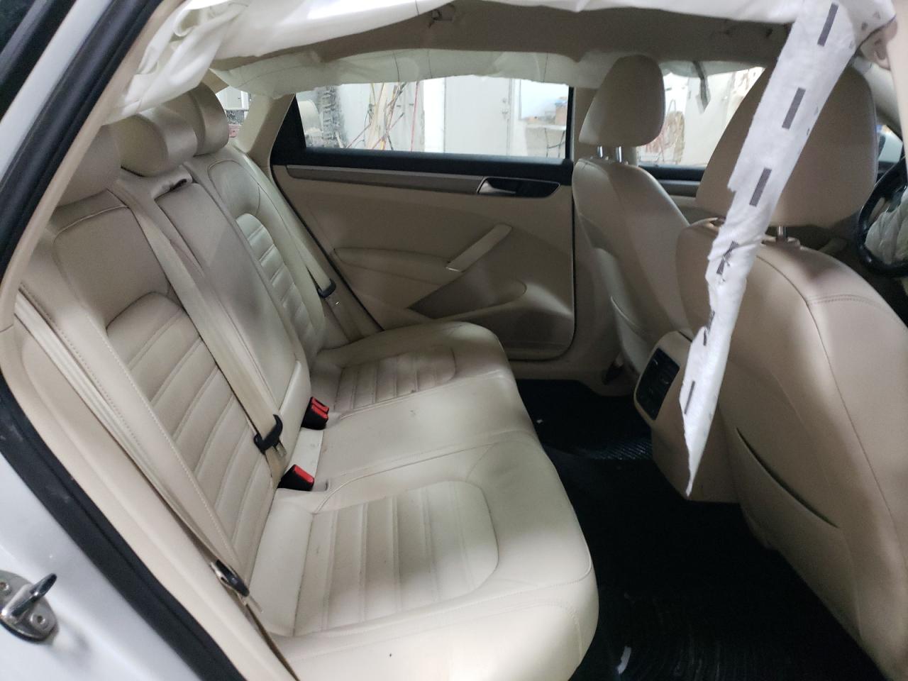Photo 6 from auction – 2017 VOLKSWAGEN PASSAT with VIN 1VWCM7A3XHC083950