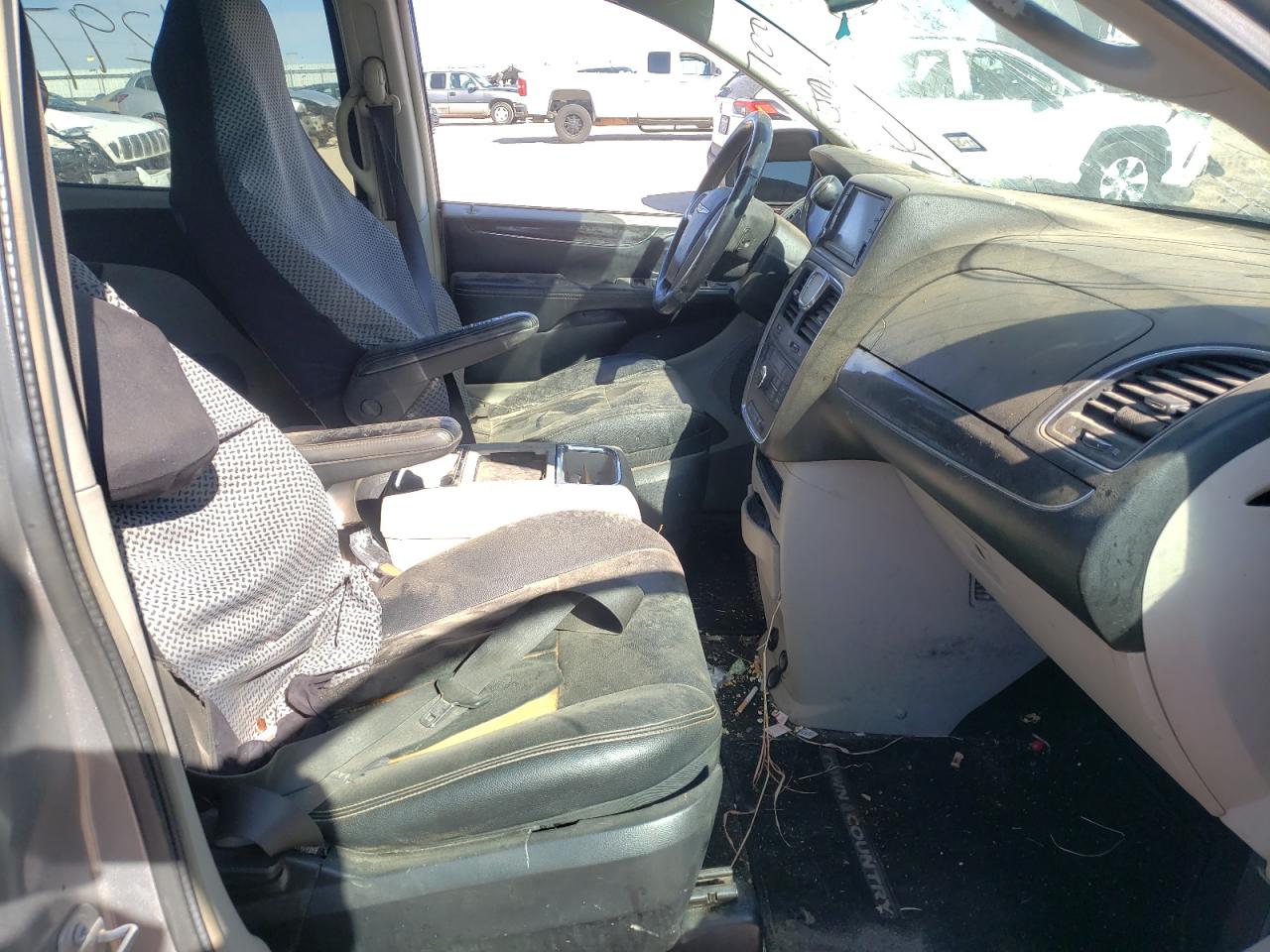 Photo 5 from auction – 2016 CHRYSLER TOWN & COU with VIN 2C4RC1BG9GR288700