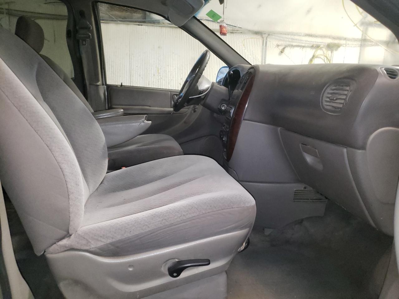 Photo 5 from auction – 2003 CHRYSLER TOWN & COU with VIN 2C4GP74L43R259432