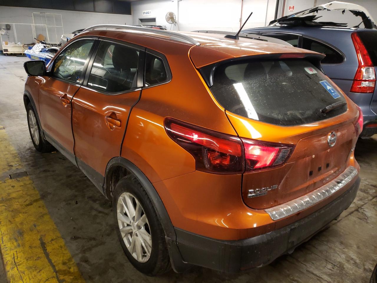 Photo 3 from auction – 2017 NISSAN ROGUE with VIN JN1BJ1CR8HW116497