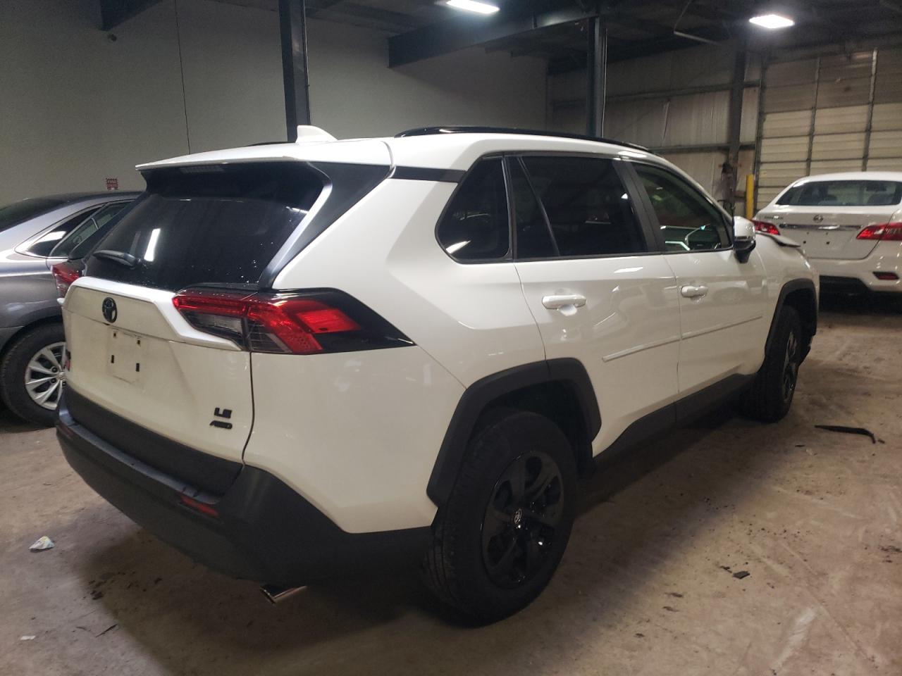 Photo 4 from auction – 2019 TOYOTA RAV4 LE with VIN JTMG1RFV1KD043860