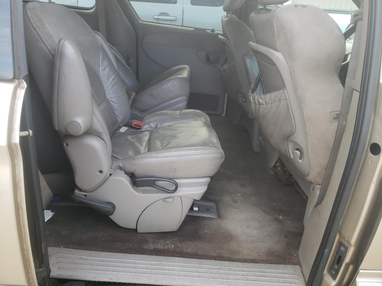 Photo 6 from auction – 2002 CHRYSLER TOWN AND C with VIN 2C8GP64L02R557743