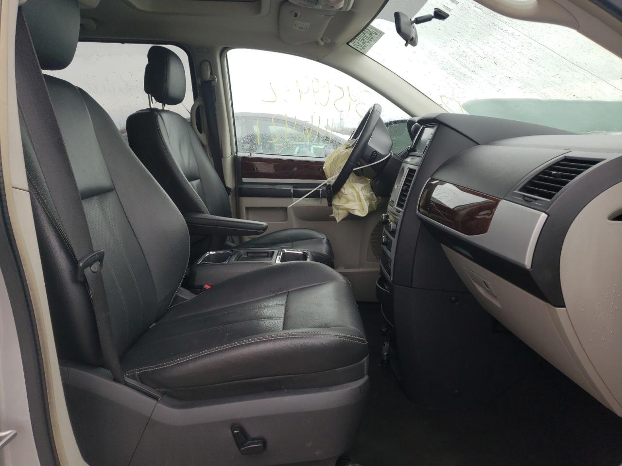 Photo 5 from auction – 2010 CHRYSLER TOWN & COU with VIN 2A4RR8DX6AR339186