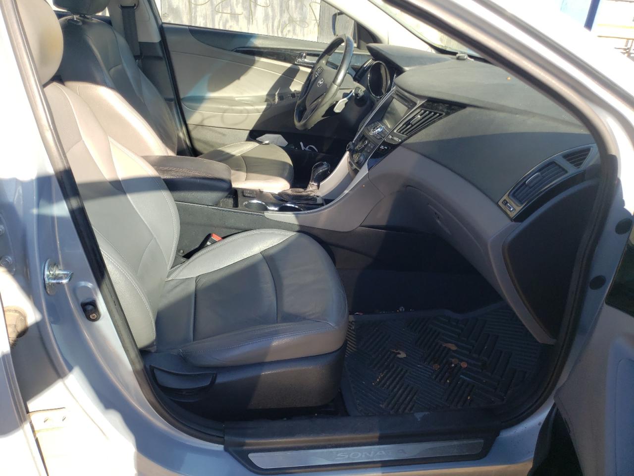 Photo 5 from auction – 2011 HYUNDAI SONATA SE with VIN 5NPEC4AB2BH176607