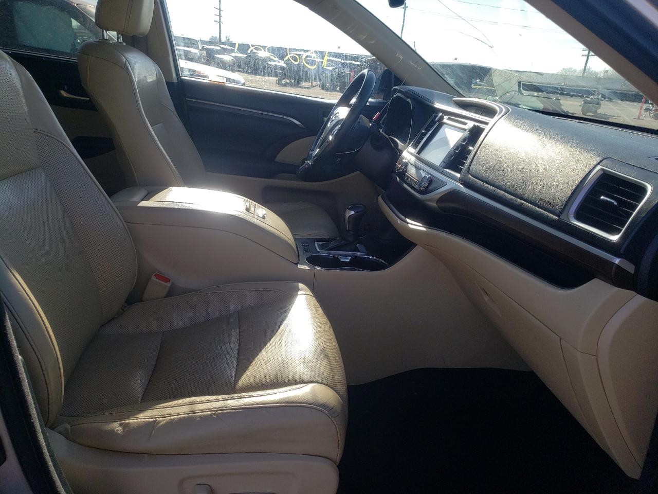 Photo 5 from auction – 2016 TOYOTA HIGHLANDER with VIN 5TDDCRFH6GS019931